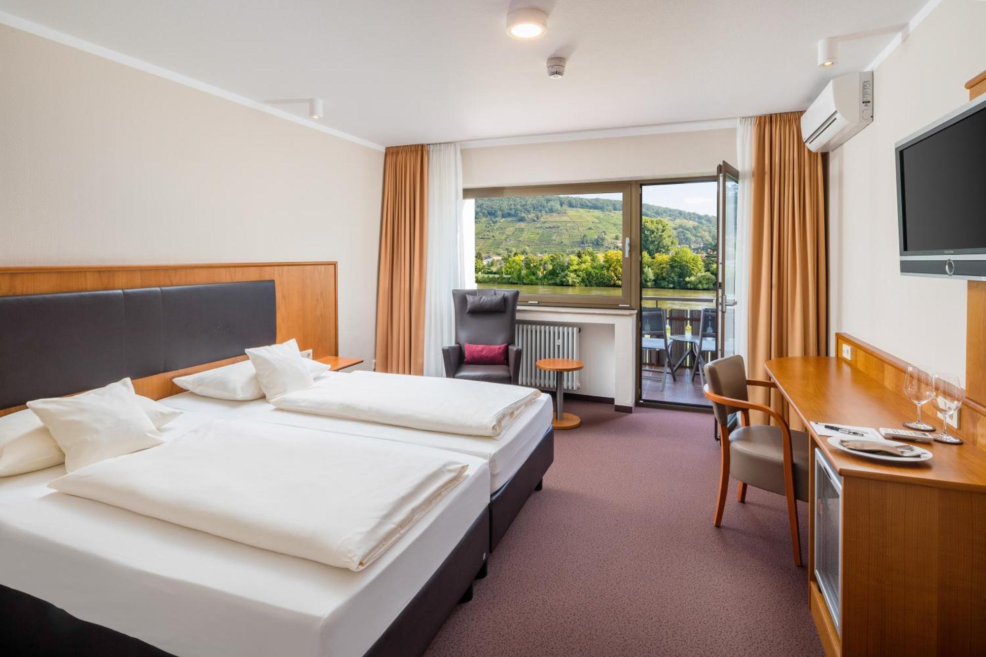 Hotel Straubs Schoene Aussicht Klingenberg am Main Extérieur photo