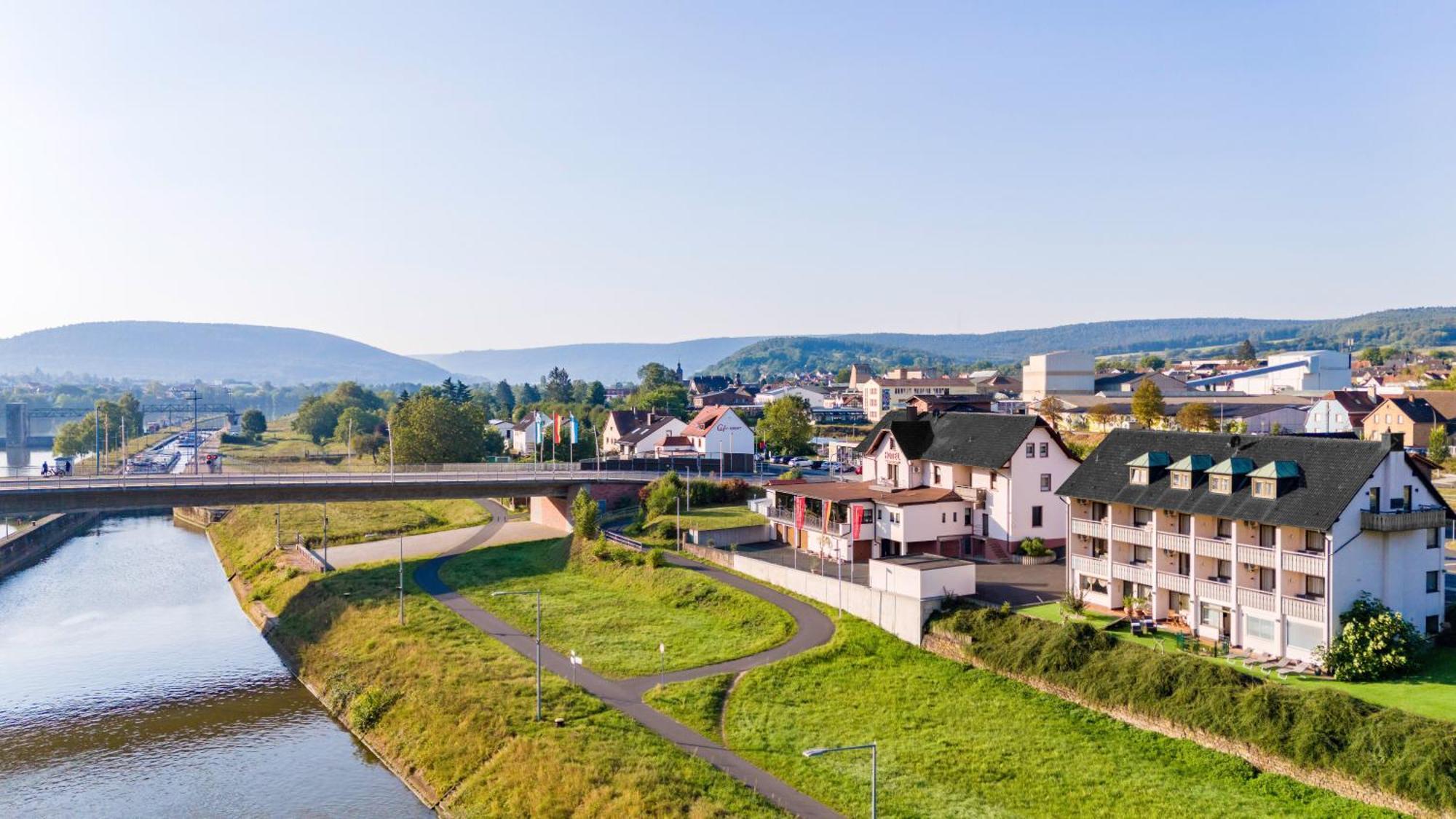 Hotel Straubs Schoene Aussicht Klingenberg am Main Extérieur photo