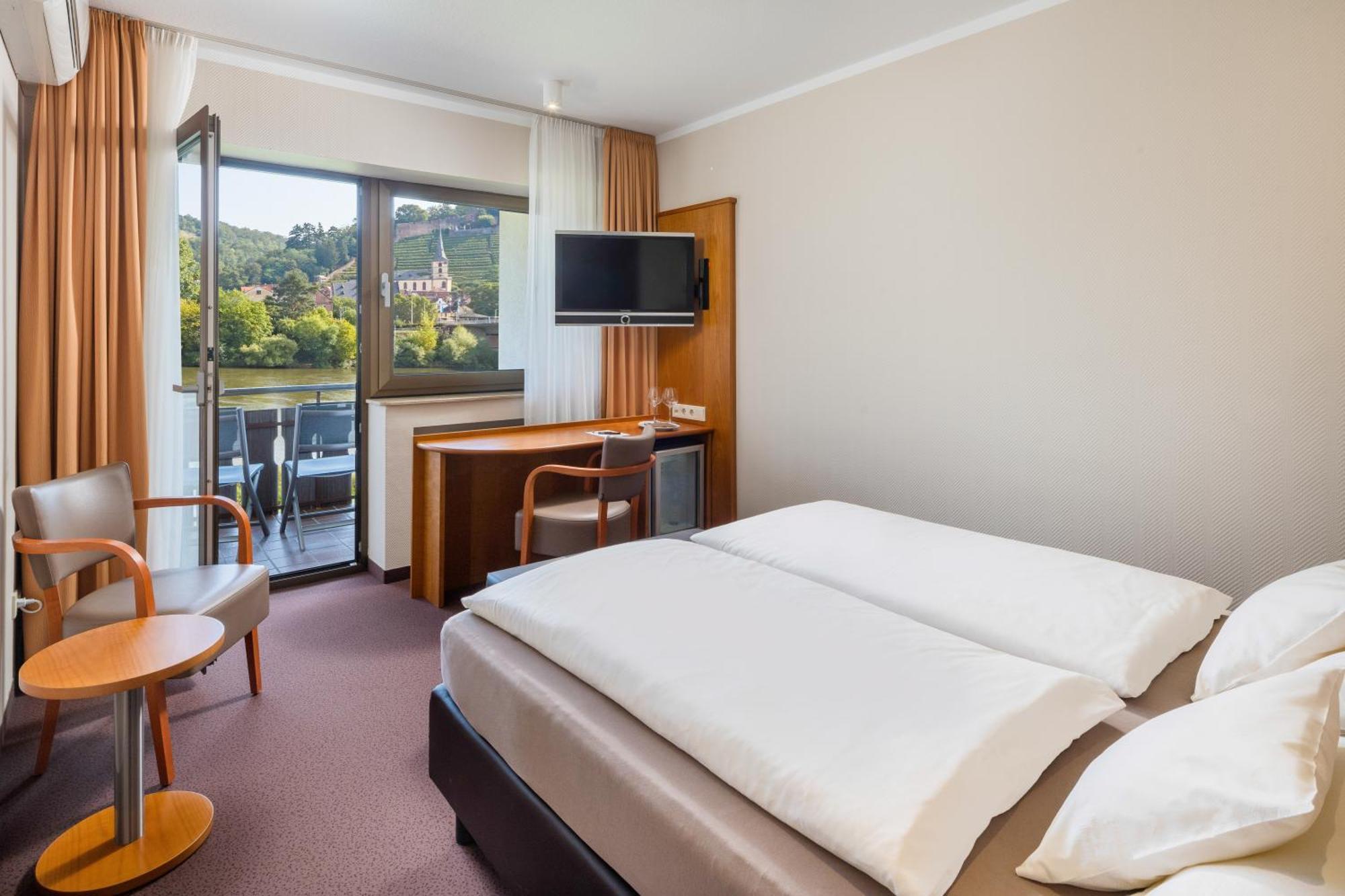 Hotel Straubs Schoene Aussicht Klingenberg am Main Extérieur photo